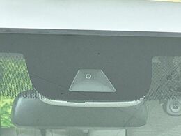 【ホンダセンシング】走行中に前方の車両等を認識し、衝突しそうな時は警報とブレーキで衝突回避と被害軽減をアシスト。より安全にドライブをお楽しみいただけます。