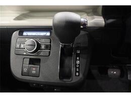 ステアリングホイールからスムーズに持ちかえられるインパネシフトを採用。