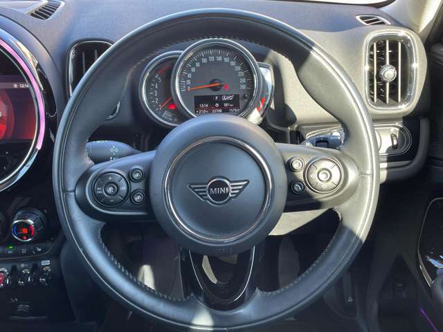 ご来場が難しいお客様でもご安心下さい、店頭在庫でしたらテレビ電話などを使いお車の詳細をご説明させて頂く事も可能でございます。当店スタッフが真心込めてご対応させて頂きます。