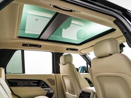 明るく開放的な光を生み出し広々とした空間を演出するパノラミックルーフ！ダークティンテッド強化ガラスは快適な車内温度を維持し日差しの影響を抑えるとともにプライバシーを保つ。電動サンブラインドも装備！