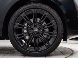 23インチ10スプリットスポーク（グロスブラック）ホイール！エクステリアデザインに合わせてデザインされたホイールで、ワイドなボディーを支えるにふさわしい足回りを演出します。