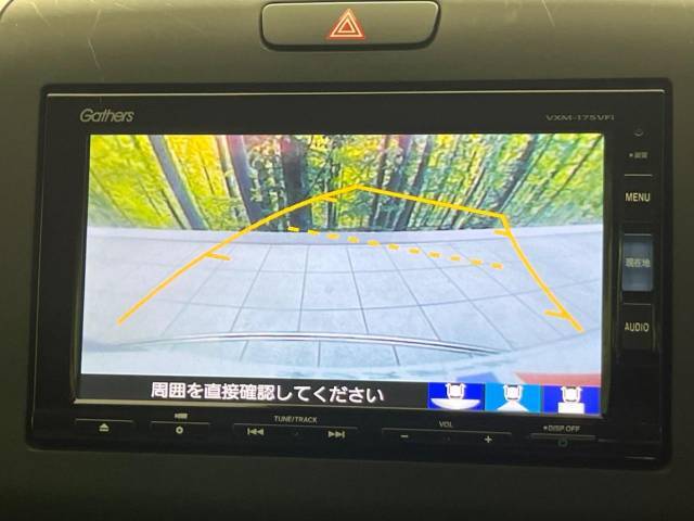 【バックカメラ】駐車時に後方がリアルタイム映像で確認できます。大型商業施設や立体駐車場での駐車時や、夜間のバック時に大活躍！運転スキルに関わらず、今や必須となった装備のひとつです！