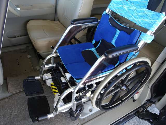 サイドアクセス車椅子専用車が入庫致しました♪専用車椅子付きで電動にて乗せ降ろしが可能です♪降ろした後もそのまま車椅子が使用可能ですので大変便利なお車です♪