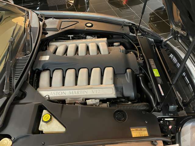 5.9L　V12エンジンが奢られたエンジンルームです。V12エンジン特有のスムーズなふけ上がりと優雅なエンジンフィールを愉しむことが出来ます。