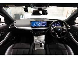 ドライバーに向かってレイアウトされた機能的なセンターコンソールやコントロール類がもたらす高い操作性。常に、運転に集中できるレイアウトです。