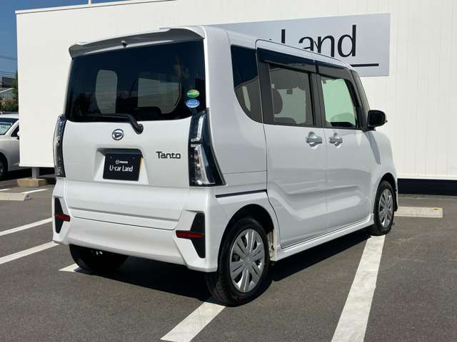 後席ガラスとリアガラスは、車内が見え難いプライバシーダークガラスになっています。紫外線から乗員を保護し、外部からのプライバシーも守ってくれますよ☆