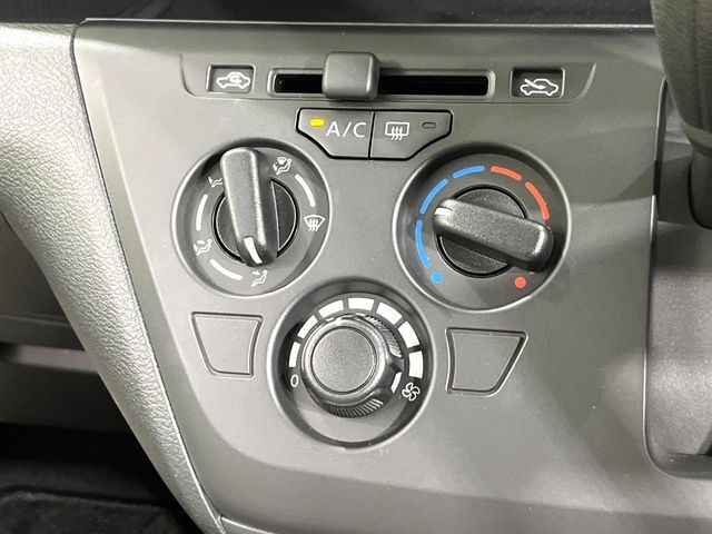 寒い冬も暑い夏も全席に快適な空調を届けてくれる、ダイヤル式エアコンを装備♪