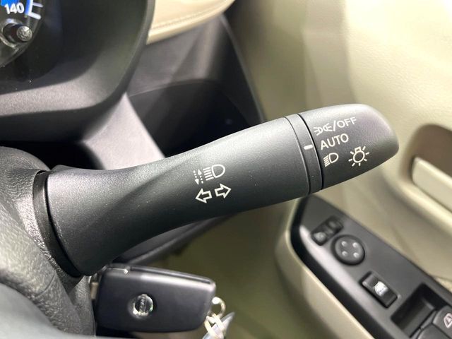 【オートライト】周りの明るさに応じて自動でヘッドライトの点灯・消灯ができる機能です！ライトの付け忘れ・消し忘れなどが無くなり、雨の日や夕方の走行も安心！トンネル通過時も便利ですね♪