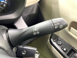 【オートライト】周りの明るさに応じて自動でヘッドライトの点灯・消灯ができる機能です！ライトの付け忘れ・消し忘れなどが無くなり、雨の日や夕方の走行も安心！トンネル通過時も便利ですね♪