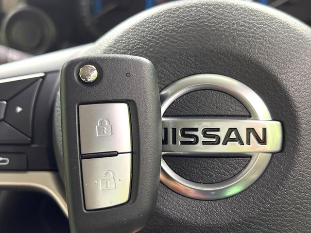 【キーレス】少し離れた場所からでもボタン一つでドアの開錠・施錠ができるのでとっても便利！ドアの鍵穴周りに傷をつけることもありません♪