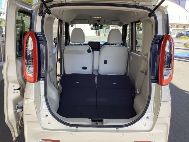 リアシートを前に倒す事で、簡単にラゲッジスペースを広げられます。