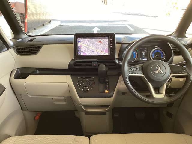 インパネシフトですので、運転席足元もゆったり、広々快適です♪助手席へのウォークスルーも楽々可能！