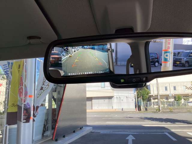 バックモニターも搭載！室内からも充分後方の視界を確保できますね。