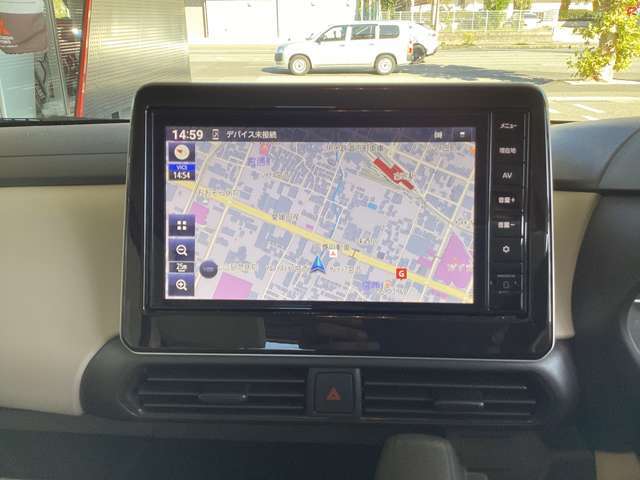 フルセグTV付きナビゲーション搭載車です。長距離ドライブでも快適ですね。