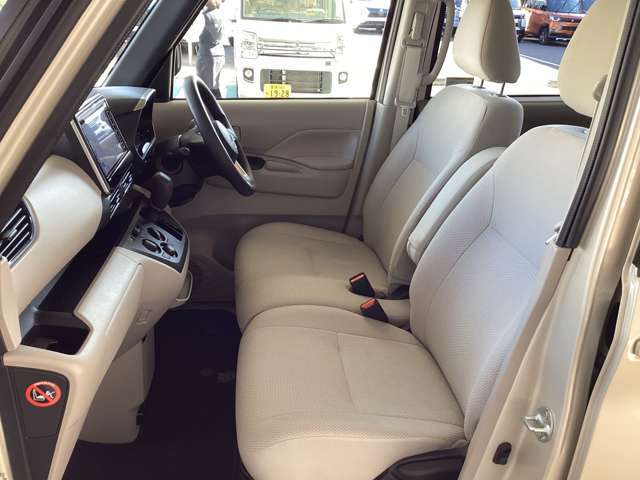 フロントベンチシートだから運転席足元もゆったり、広々快適です♪助手席へのウォークスルーも楽々可能！