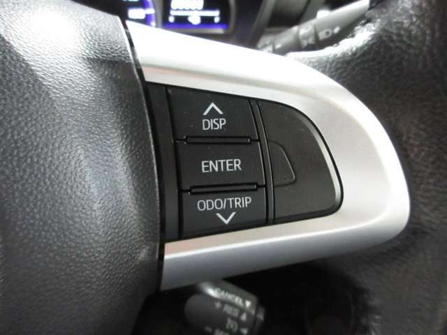 手触りの良い本革巻きステアリングです。ステアリングスイッチでマルチインフォメーションの操作ができます。