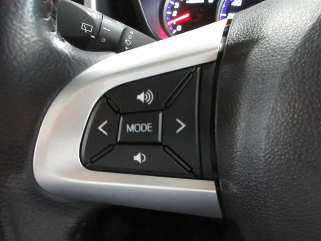 手触りの良い本革巻きステアリングです。ステアリングスイッチでマルチインフォメーションの操作ができます。