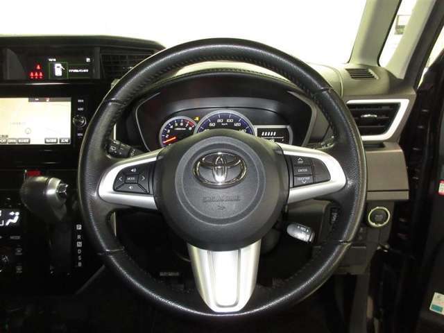 手触りの良い本革巻きステアリングです。ステアリングスイッチでマルチインフォメーションの操作ができます。