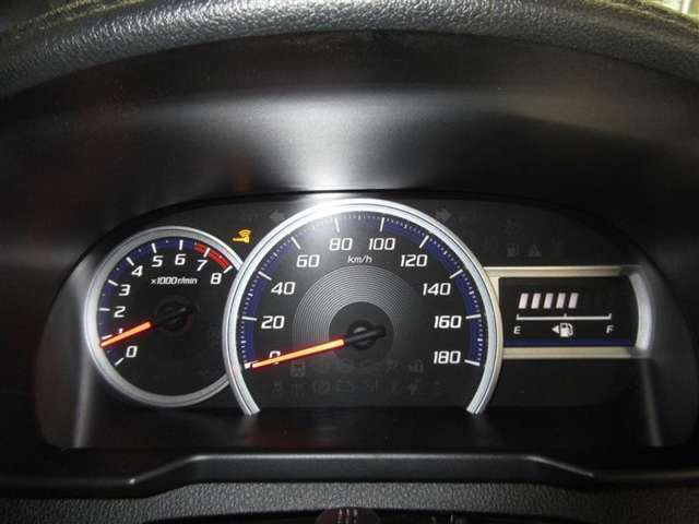 タコメーターも付きスポーティー。昼夜を問わず視認性が高いオプティトロンメーターです。