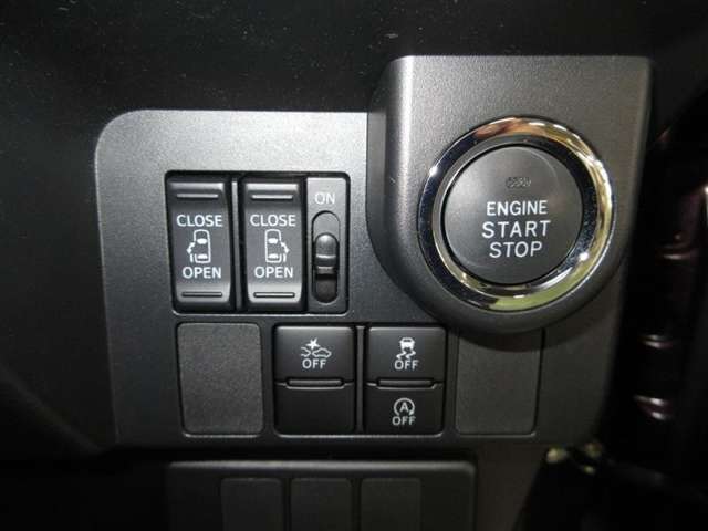 運転席から操作できる両側パワースライドドアのコントロールスイッチです（挟み込み防止機能付）