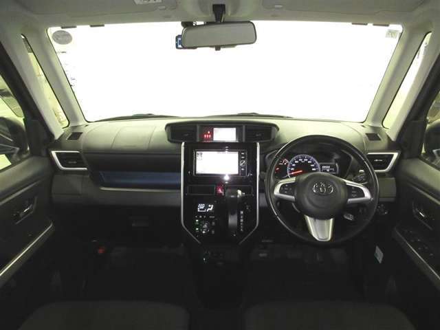 高いアイポイントと広いガラスエリア、水平基調のインパネによって良好な車両前方視界を確保しています。