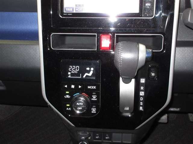 温度設定だけで、室内温度＆送風口を自動制御するフルオートエアコンです。