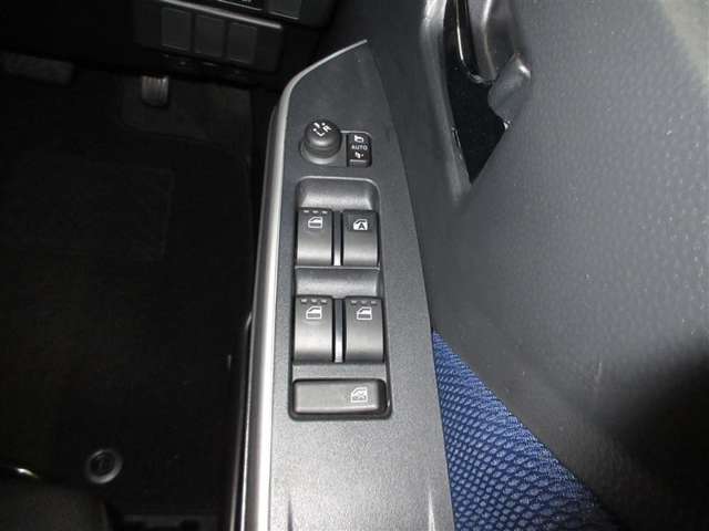 料金所などで便利な、運転席オート機能付パワーウィンドウです。