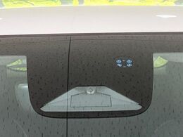 【ホンダセンシング】走行中に前方の車両等を認識し、衝突しそうな時は警報とブレーキで衝突回避と被害軽減をアシスト。より安全にドライブをお楽しみいただけます。