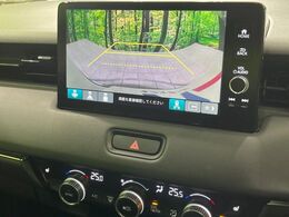 【バックカメラ】駐車時に後方がリアルタイム映像で確認できます。大型商業施設や立体駐車場での駐車時や、夜間のバック時に大活躍！運転スキルに関わらず、今や必須となった装備のひとつです！