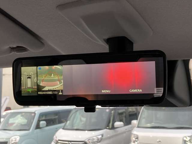 乗員、ヘッドレスト、積載物などでさえぎられがちなルームミラーの後方視界をクリアに保ちます。車室内の状況に関わらず、車両後方にあるカメラの画像をルームミラーに映し出します。