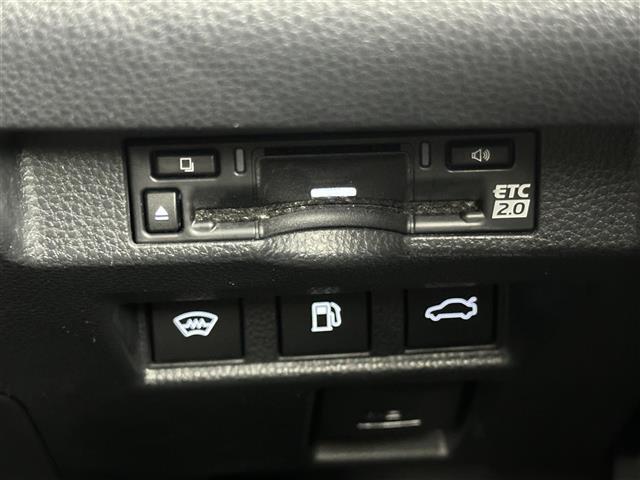 【ETC】有料道路を利用する際に料金所で停止することなく通過できる、ETC車載器（ノンストップ自動料金収受システム機器）が装備されています。セットアップを行うことで利用可能になります。