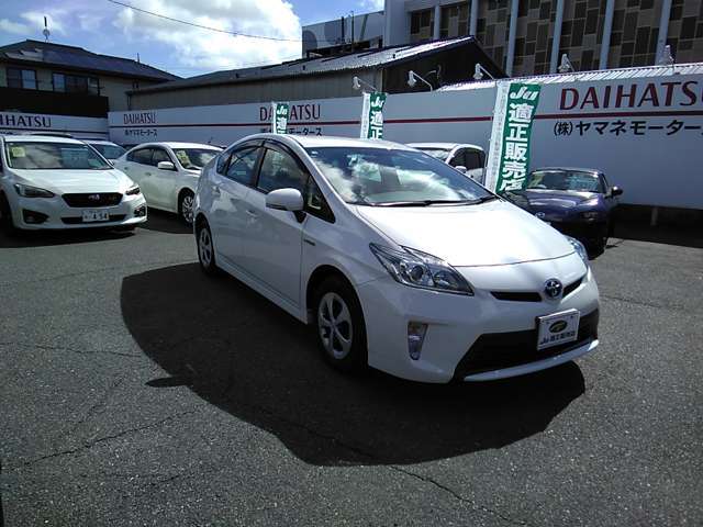 当店では、お客様が安心してお車に乗って頂くために、徹底した納車点検を行っております。また、タイヤ、バッテリー、エンジンオイル等の部品が要整備と認められた場合は新品交換しております。
