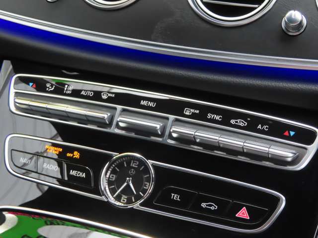 エアコンはデュアルオートエアコン装備で、運転席、助手席それぞれ快適な温度で過ごして頂けます。