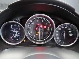 ロードスターのメーター部です。華美な装飾を避け、必要な情報を瞬時に読み取れる様にデザイン・配置されています。また、オープン時の日差し対策として、メーターガラスには偏向処理もされています。