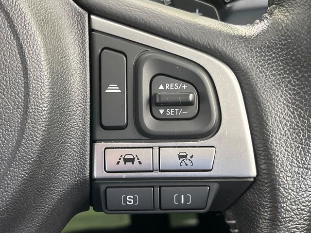 【全車速追従機能付クルーズコントロール】高速道路での長距離走行が楽に！！自動で速度を保つクルーズコントロールが、衝突軽減システムと連携し、前方の車両を感知して車間を保つように速度調節してくれます！！