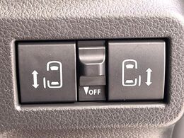 【両側パワースライドドア】スマートキーや運転席のスイッチで後席両側スライドドアの開閉が可能♪電動だから力を入れてドアを開ける必要が無く、小さなお子様でも簡単に開け閉めでき快適です♪