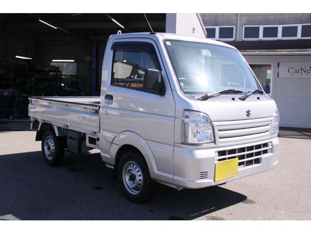内外装きれいに整えて展示しております。なるべくきれいな車を仕入れ、年式の割には「きれい」と思っていただけるように心がけております。
