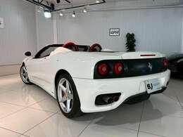 輸入車販売で培ったホスピタリティ。幅広い部品調達ネットワークを構築いたしております。納車点検整備はお任せください。ワイパー・エンジンOIL・ブレーキパッド・バッテリーなど交換させて頂いております。