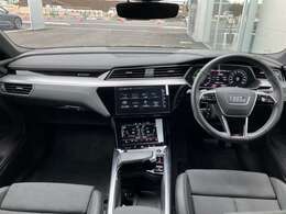 Audi認定中古車は、Audi正規ディーラーがお届けする「Audiが二度認めたAudi」です。専門技術を身につけた正規ディーラーのテクニシャンが専用テスターと工具を使い入念な整備を施した上で保証をつけて納車されます。