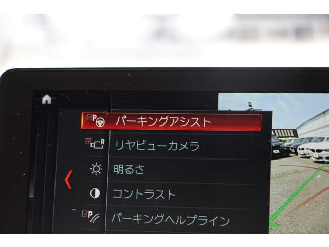 パーキングアシスト機能装備！リアビューモニター！リバースに連動し、車両後方の映像をディスプレイに表示。歪みの少ないカメラと、シャープなディスプレイによる鮮明な画像で、後退時の運転操作をサポートします。