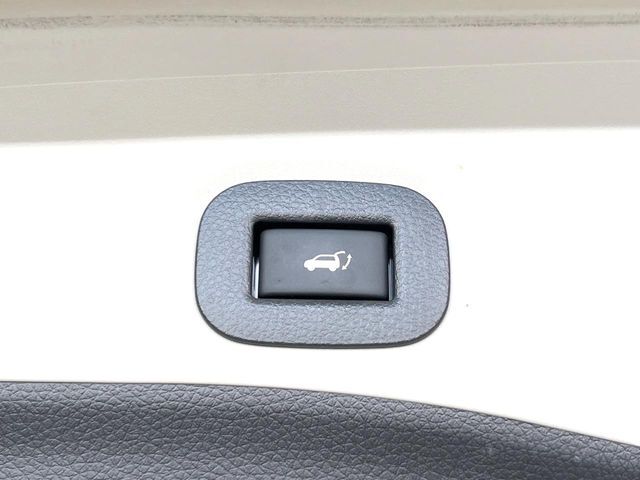 【パワーバックドア】スマートキーや運転席のボタンを押すだけでリアゲートが自動で開閉します！荷物を持っている時や、高い位置にあるバックドアを閉める際に便利な機能です♪
