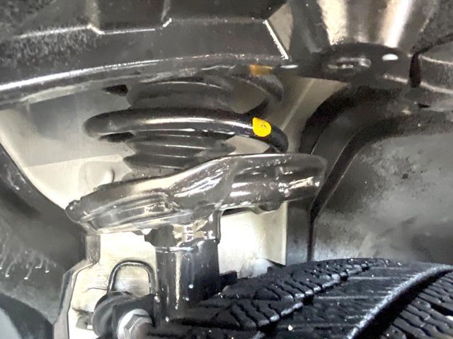 お車を安心してお乗りいただく為には、足回りの定期点検が欠かせません。サービスサポート（有償保証）では無料点検もご提供しており、安心のカーライフをお過ごしいただけるサポート体制が整っています。