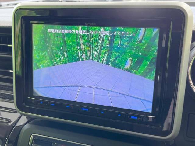 【バックカメラ】駐車時に後方がリアルタイム映像で確認できます。大型商業施設や立体駐車場での駐車時や、夜間のバック時に大活躍！運転スキルに関わらず、今や必須となった装備のひとつです！