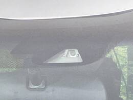 【ホンダセンシング】走行中に前方の車両等を認識し、衝突しそうな時は警報とブレーキで衝突回避と被害軽減をアシスト。より安全にドライブをお楽しみいただけます。