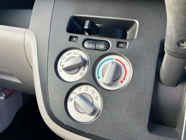 必需品のエアコン付き♪温度調節も簡単操作となっております！