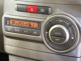 【オートエアコン】一度お好みの温度に設定すれば、車内の温度を検知し風量や温度を自動で調整。暑い…寒い…と何度もスイッチ操作をする必要はありません。快適な車内空間には必須の機能ですね♪