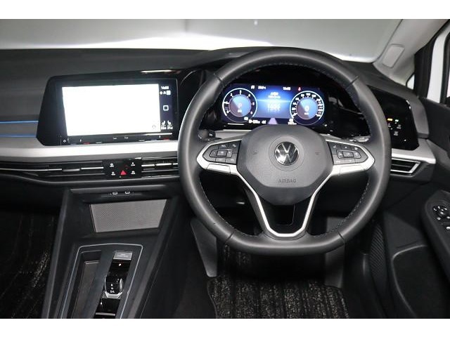 ステアリングに装着されたコントロールスイッチや視認性に優れたデジタルメーターパネルがスポーティな運転席です。
