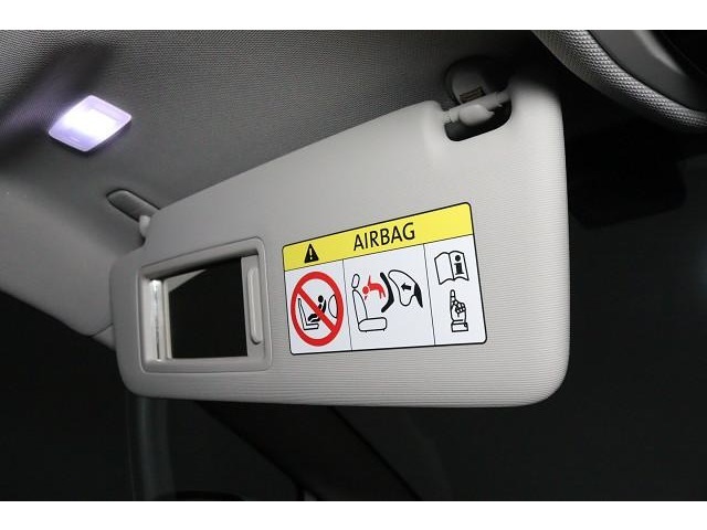 運転席と助手席には、照明とミラーが付いたサンバイザーを装備しています。