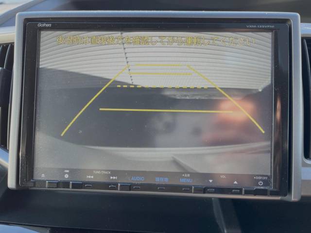 【バックカメラ】駐車時に後方がリアルタイム映像で確認できます。大型商業施設や立体駐車場での駐車時や、夜間のバック時に大活躍！運転スキルに関わらず、今や必須となった装備のひとつです！