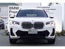 BMWの代名詞の【キドニーグリル】グリルが腎臓のように見えるので【キドニー】と呼ばれるようになりました。一目見ただけでBMWであると認識できる確固たるアイコンとして存在感を放ちます。